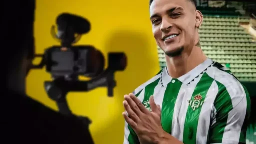 Antony Dipinjamkan Manchester United ke Real Betis, Netizen Soroti Jejak Ronaldo!