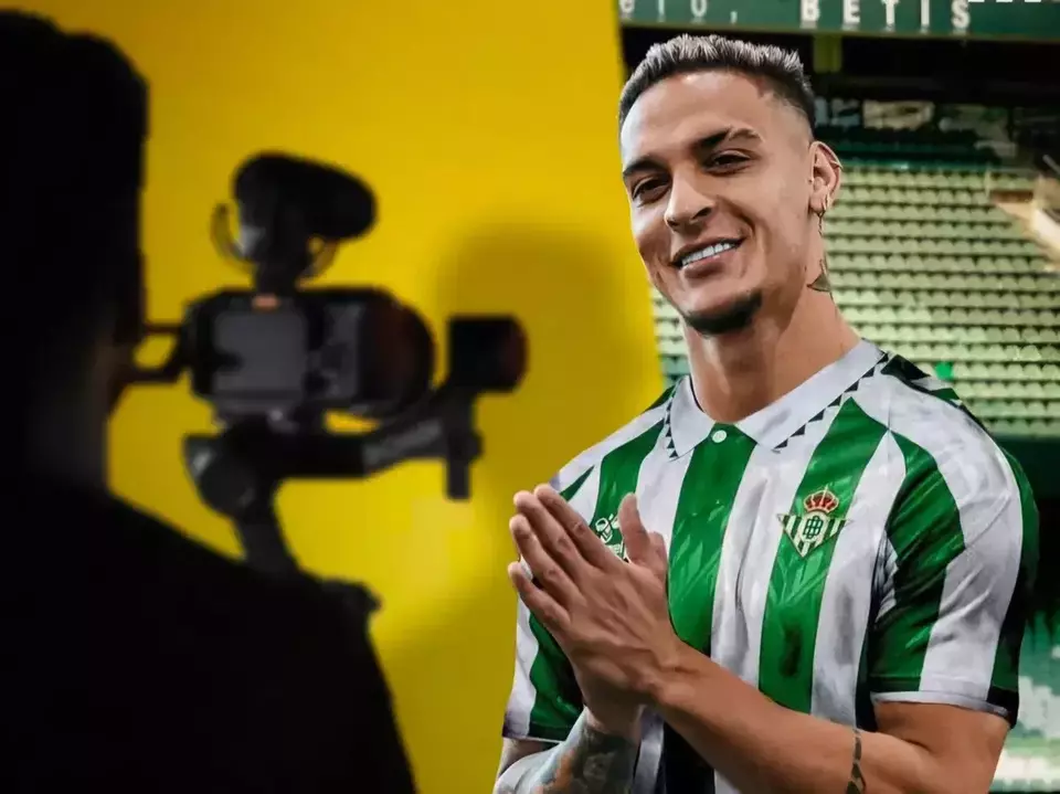 Antony Dipinjamkan Manchester United ke Real Betis, Netizen Soroti Jejak Ronaldo!