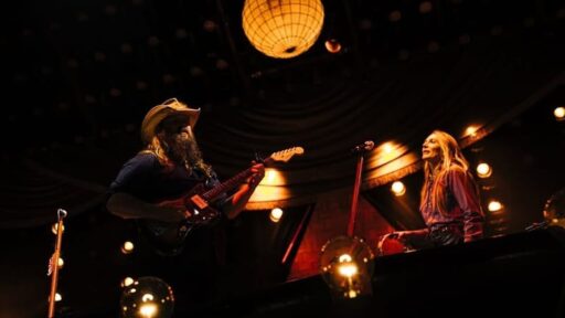 Chris dan Morgane Stapleton Sumbang US$1 Juta untuk Korban Kebakaran