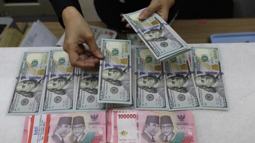 Duh! Rupiah Diprediksi Anjlok ke Rp16.800 per Dolar AS di 2025