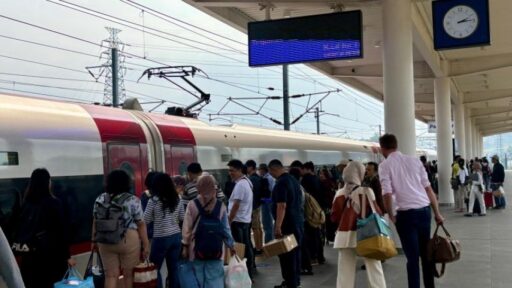 Kereta Cepat Whoosh Terhenti! Benda Asing Buat Penumpang Tersandera