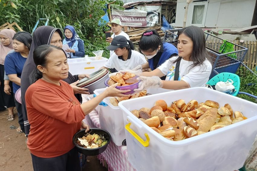 MNC Peduli dan Park Hyatt Jakarta Bagikan Makanan Gratis di Bogor