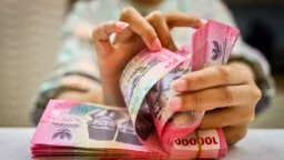 Nilai Tukar Rupiah Hari Ini Turun 23 Poin: Apa Sebabnya?