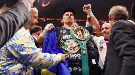 “Oleksandr Usyk Gantung Sarung Tinju, Siapa Juara Kelas Berat Selanjutnya?”