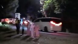 Paspampres Prabowo Viral Bagikan Cinderamata untuk Anak-anak