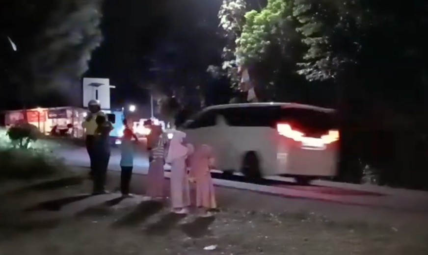 Paspampres Prabowo Viral Bagikan Cinderamata untuk Anak-anak