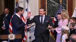 Pete Hegseth Resmi Dilantik Sebagai Menteri Pertahanan AS!