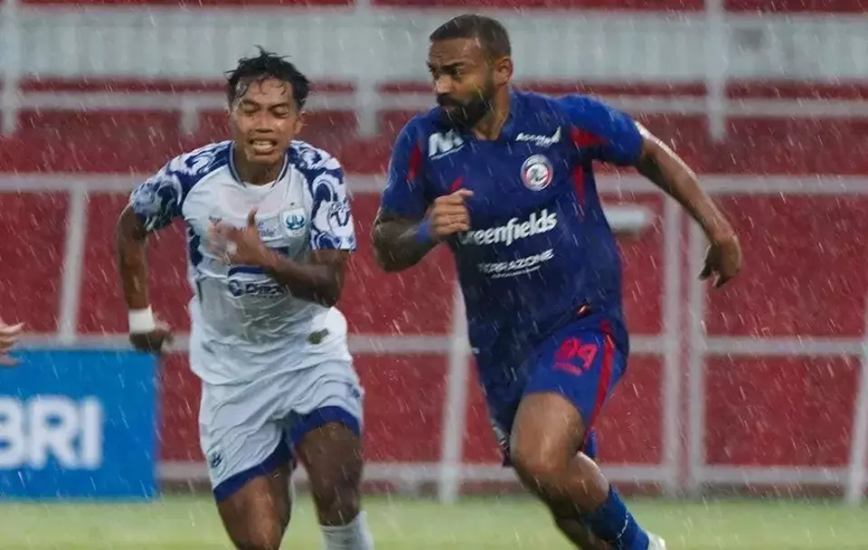 Arema FC Gagal Menang, Ze Gomes Kritik Kondisi Lapangan!