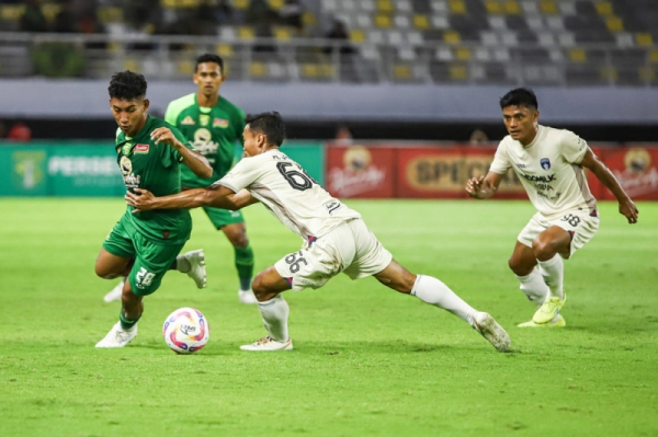 Drama Seru di Gelora Bung Tomo: Persebaya dan Persita Seri 1-1!