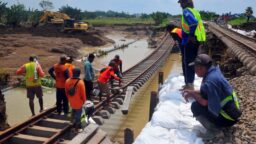 Jalur KA Grobogan Terdampak Banjir Ditargetkan Pulih 5 Februari