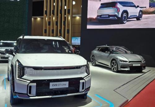 KIA Perkenalkan Dua Mobil Listrik Futuristik di IIMS 2025!