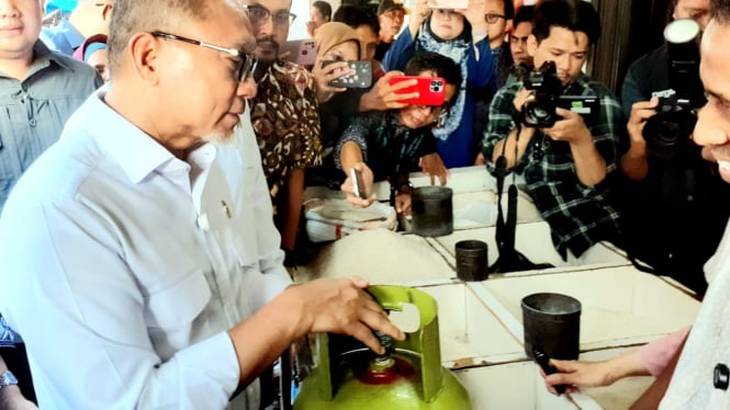 Menko Zulhas dan Mendag Cek Pasar Klender, LPG 3 Kg Normal Kembali!