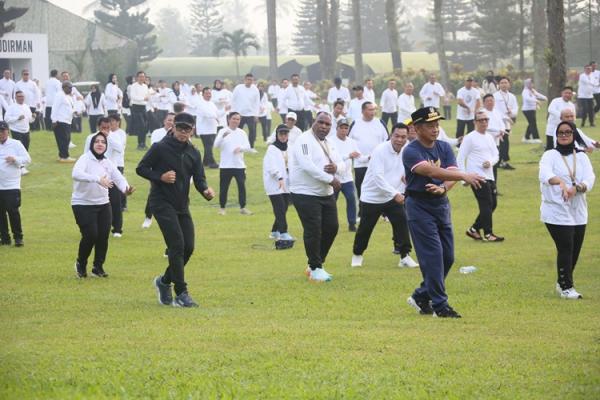 Momen Mendagri Senam Bareng Kepala Daerah di Retreat Akmil