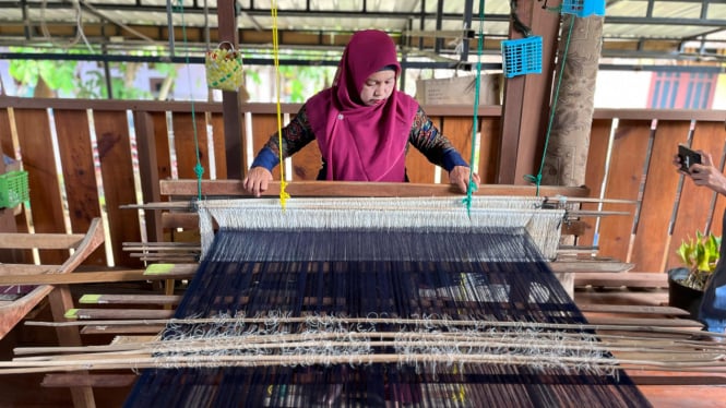 Omzet UMKM Mutiara Songket Melonjak 300% Berkat QRIS!