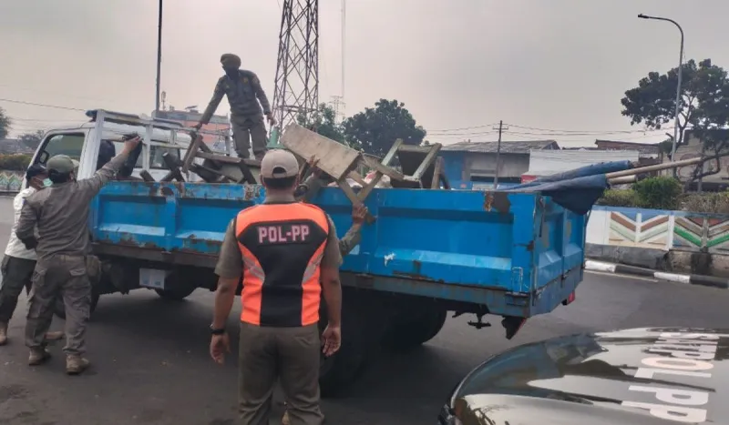 PT KAI Tertibkan PKL, Stasiun Pasar Senen Kini Lebih Rapi!