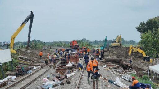 Perbaikan Rel Grobogan Tertunda: 8 Kereta Batal dan 30 Dialihkan!