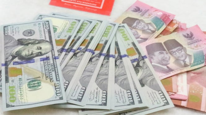 Rupiah Dibuka Melemah, Kebijakan Tarif Trump Jadi Penyebab Utama