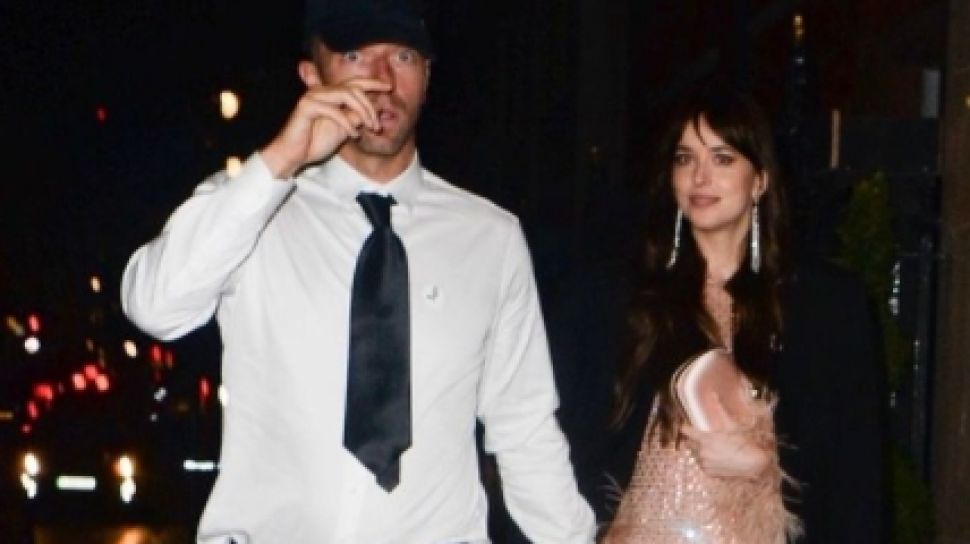 Terungkap! Segini Gaji Dakota Johnson, Mandi Romantis di India