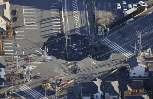 Truk Tertelan Sinkhole Jepang Ditemukan 2 Minggu, Masuk Pipa!