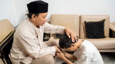 8 Kumpulan Doa Saat Salaman Lebaran Idul Fitri untuk Mohon Ampunan