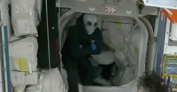 Alien Terekam di ISS Saat Astronot Terdampar Berjuang Kembali