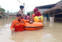 Atasi Banjir Jabodetabek, Basarnas Kirim Tambahan Bantuan dari Bandung