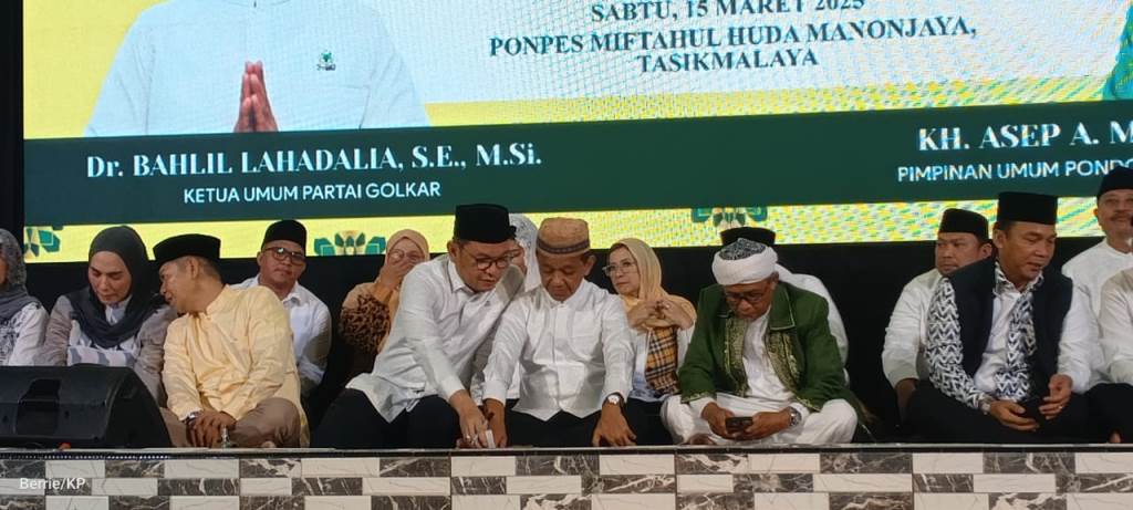 Bahlil Berikan Modal Usaha ke Ponpes Darussalam Ciamis, Sejalan Visi Golkar