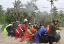 Berpacu dengan Waktu: Polisi Evakusi Ratusan Warga Terjebak Banjir