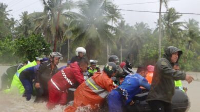 Berpacu dengan Waktu: Polisi Evakusi Ratusan Warga Terjebak Banjir