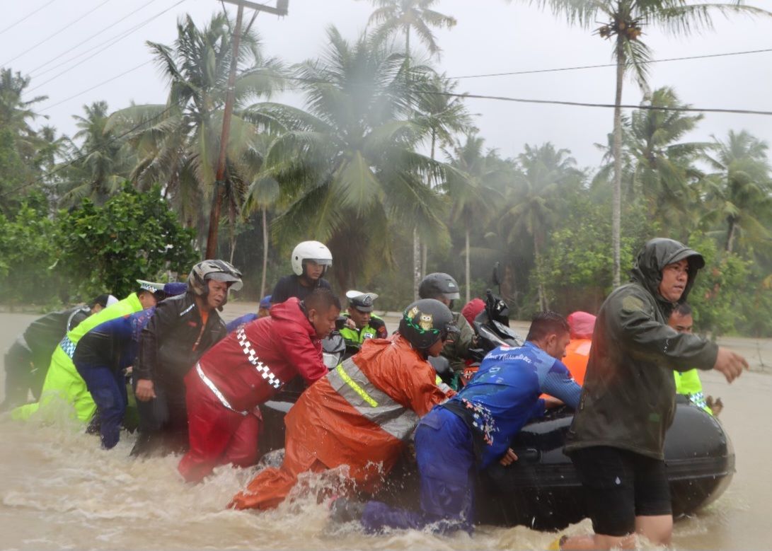 Berpacu dengan Waktu: Polisi Evakusi Ratusan Warga Terjebak Banjir