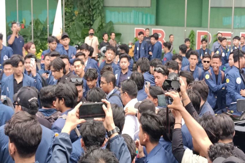 Demo RUU TNI di DPR: Mahasiswa Cegat Menteri Hukum secara Dramatis