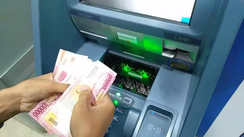 Kebutuhan Uang Tunai Tinggi, Transaksi ATM Melonjak 15%!