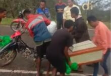 Miris! Warga Kupang Antar Peti Jenazah Naik Motor Lewati 7 Sungai