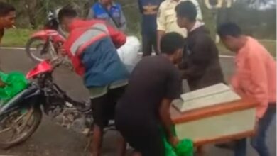 Miris! Warga Kupang Antar Peti Jenazah Naik Motor Lewati 7 Sungai