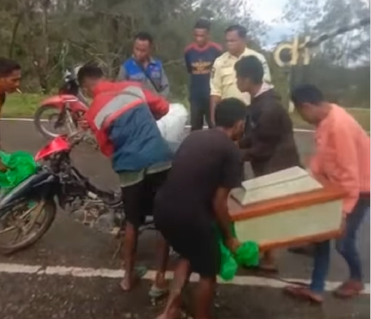 Miris! Warga Kupang Antar Peti Jenazah Naik Motor Lewati 7 Sungai