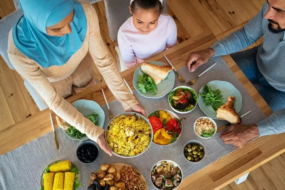 Pilih Makanan Sahur yang Tepat, Anak Kuat Puasa Seharian!