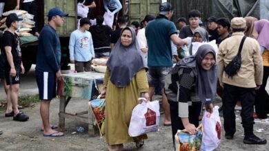 Prabowo Bagikan Ribuan Sembako untuk Warga Bojong Koneng dan Cijayanti