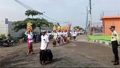 Sambut Nyepi: Umat Hindu Cirebon Gelar Upacara Melasti Meriah!