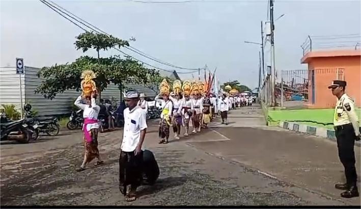 Sambut Nyepi: Umat Hindu Cirebon Gelar Upacara Melasti Meriah!