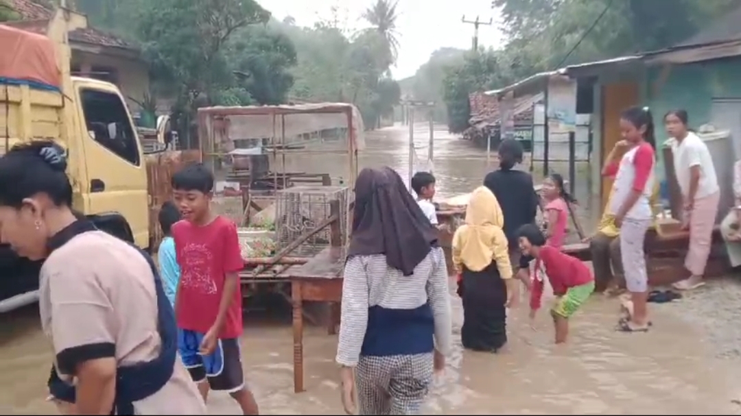 Sungai Citarum dan Cibeet Meluap, 151 KK di Karawang Terendam