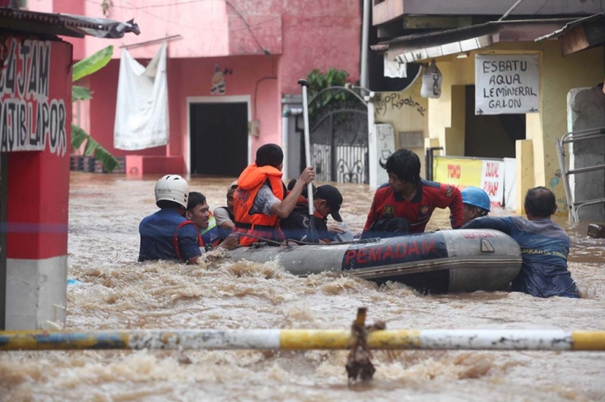 Tips Penting Minimalkan Risiko Leptospirosis Saat Terkena Banjir