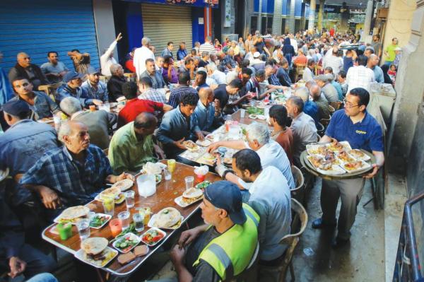 Tradisi Buka Bersama: Meja Panjang Bukber di Mesir dan Lainnya!