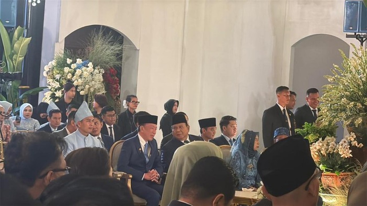 Prabowo dan Jokowi Bersaksi di Pernikahan Sekpri, Berbincang Hangat di Sela Acara Prabowo dan Jokowi Bersaksi di Pernikahan Sekpri, Berbincang Hangat di Sela Acara