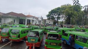 Sopir Angkot Bogor Demo di Balai Kota, Tolak Penghapusan Kendaraan Tua