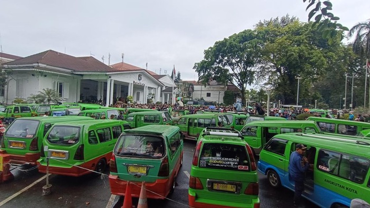 Sopir Angkot Bogor Demo di Balai Kota, Tolak Penghapusan Kendaraan Tua Sopir Angkot Bogor Demo di Balai Kota, Tolak Penghapusan Kendaraan Tua