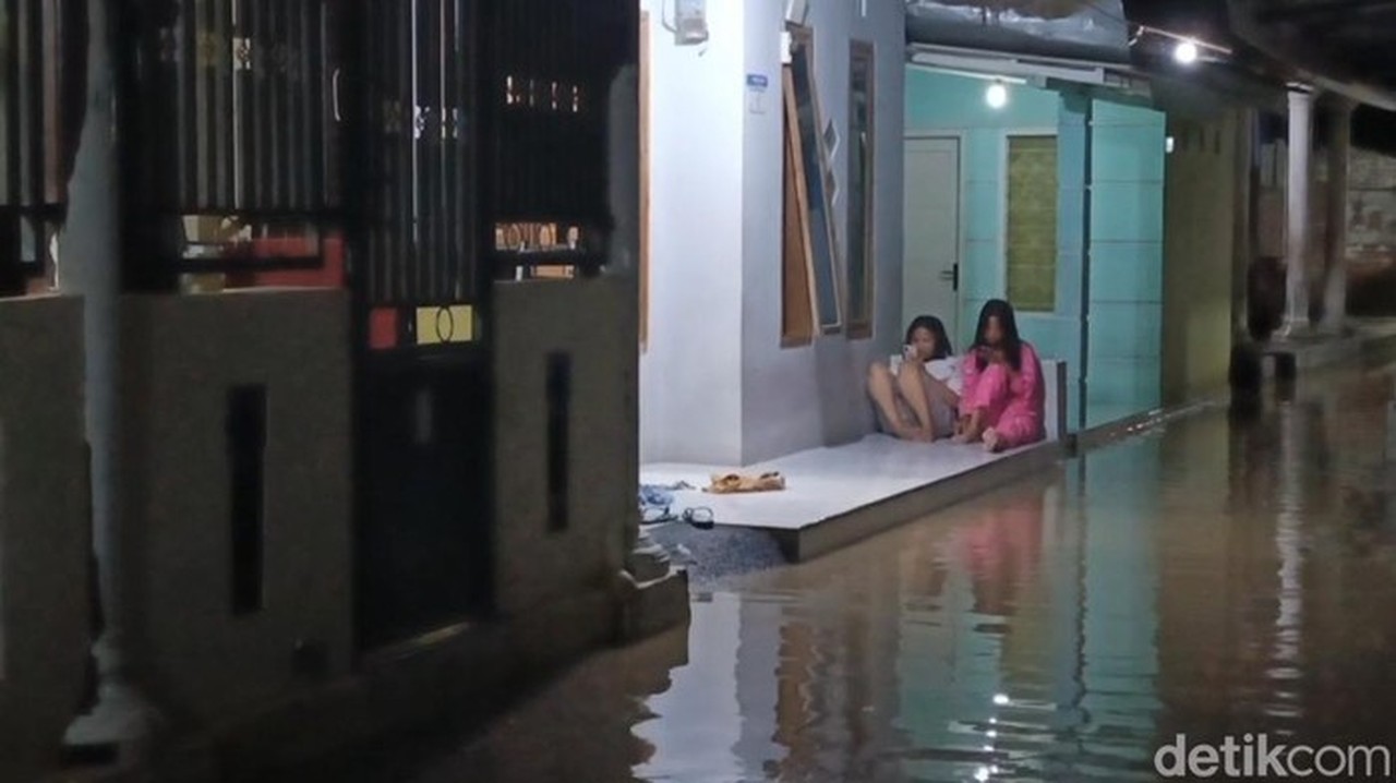 Banjir 1,5 Meter Terjang 10 Kecamatan di Probolinggo Akibat Hujan Deras Banjir 1,5 Meter Terjang 10 Kecamatan di Probolinggo Akibat Hujan Deras