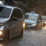 Flyover Pesing Jakarta Barat Tergenang Akibat Saluran Air Tersumbat Sampah