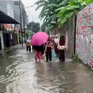 Permukiman Kebon Jeruk Jakarta Barat Terendam Banjir, Air Capai Setengah Ban Motor