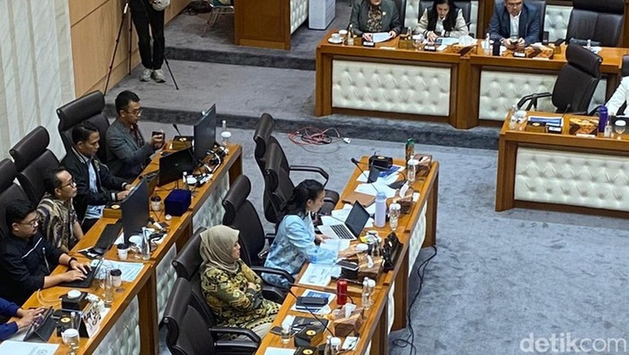 Sara Gerindra Pimpin Rapat Komisi VII DPR Bahas Revisi UU Ekonomi Kreatif dan Pemda