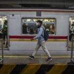 Tiang Listrik KRL Green Line Miring Akibat Longsor, Perjalanan Terganggu 2-3 Jam